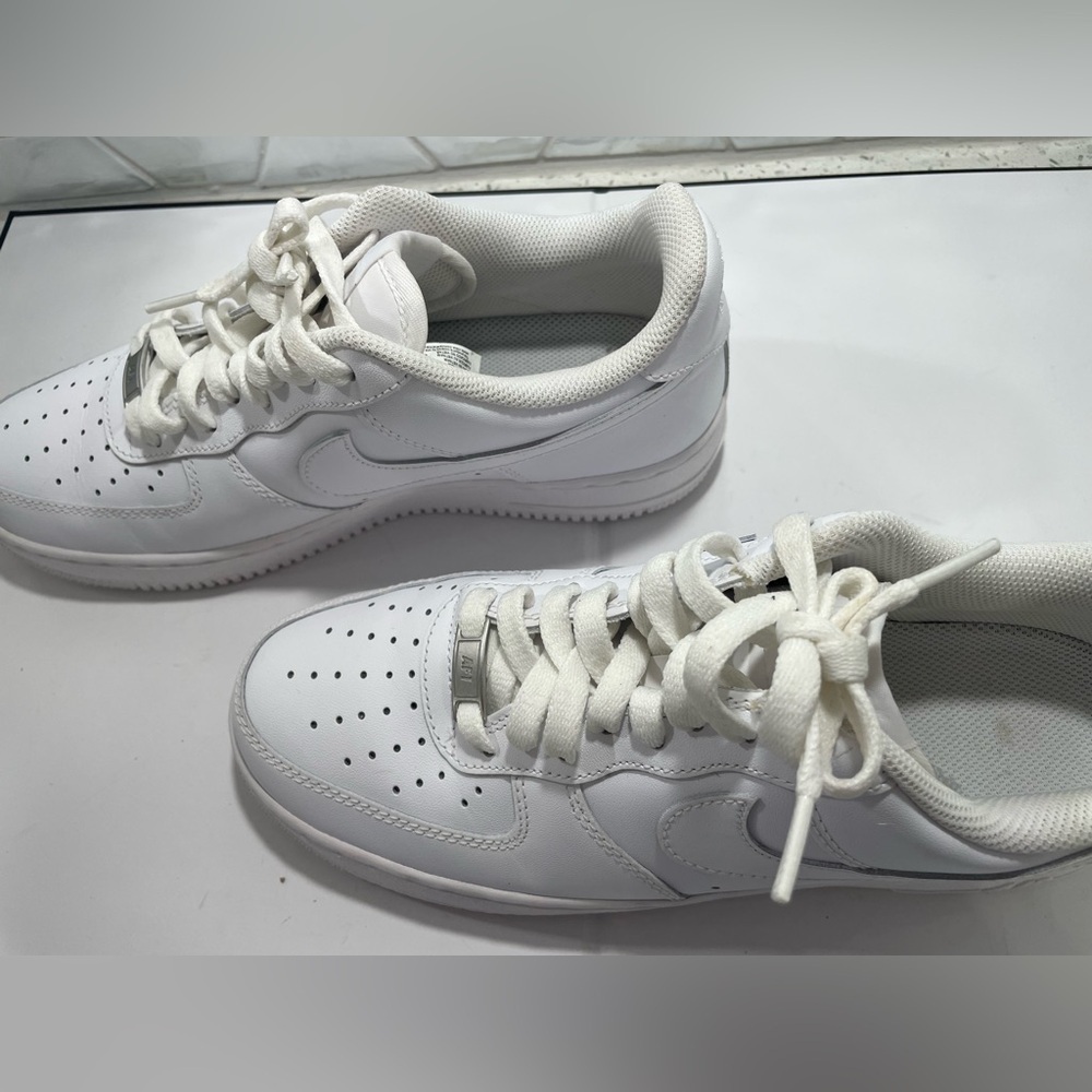 Nike Air Force 1 Low Sneakers Size 10 White Woman's DD8959-100 Great Shape - Picture 10 of 16